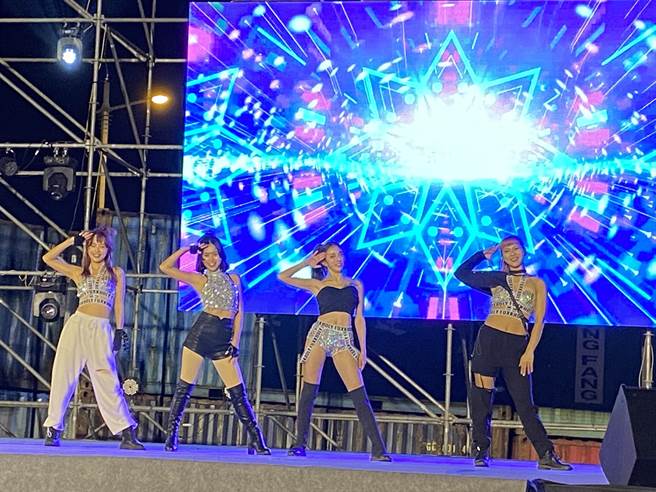 高雄钢铁人职篮啦啦队带来劲歌热舞开场，瞬间High翻现场(于家麒摄)