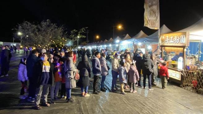 活动现场周边邀集了30摊创意市集，吸引民眾排队抢购。(于家麒摄)