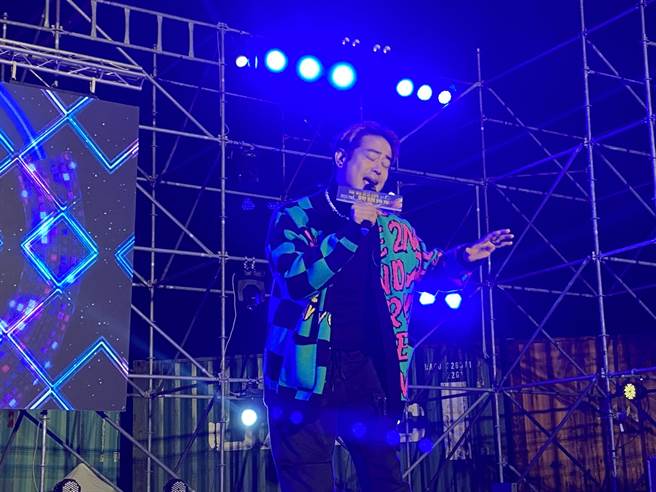 艺人荣忠豪的精彩演出，赢得台下观眾如雷的掌声。(于家麒摄)