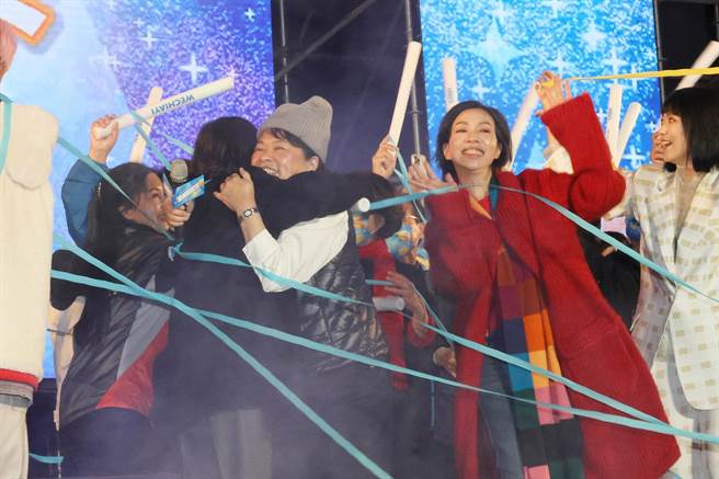上萬觀眾與嘉義市長黃敏惠一同開心倒數，並在新年第一刻與身邊所有人熱情擁抱。（嘉義市政府提供∕ 呂妍庭嘉義傳真）