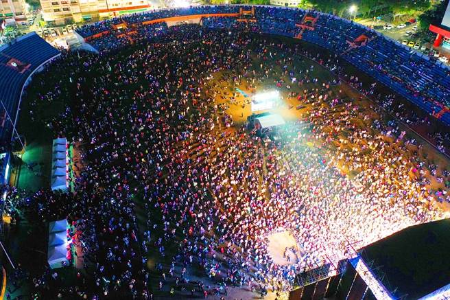 嘉義市「迎接2023全嘉藝起來跨年晚會」長達9.5小時，吸引上萬觀眾湧進現場。（嘉義市政府提供∕ 呂妍庭嘉義傳真）