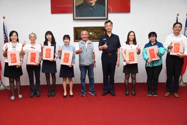 苗栗縣長徐耀昌頒獎表揚民間金融機構協助阻止詐騙案。(圖／苗栗縣警察局)

