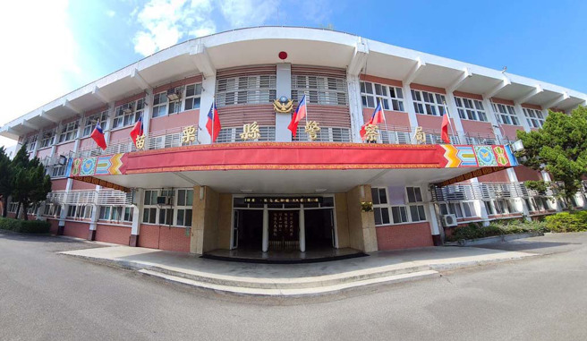 警察工作辛勞且危險，本局將秉持「經文緯武，物阜民康」之精神，使轄區治安平穩、交通安心、服務有感。警察制服很輕，責任卻很重，相信人生以服務為目的，施比受有福，公門好修行。若我們用心警政各項工作，必能保護縣民的生命及財產，實踐縣民幸福、宜居山城的政策。(圖／苗栗縣警察局)

