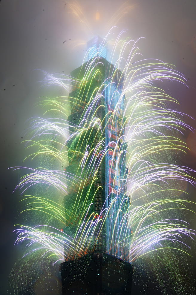 台北101煙火絕美瞬間。(季志翔攝)