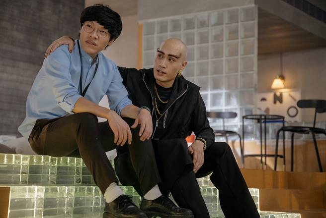 盧廣仲（左）與黃宣在預告中大展瘋狂演技。（華映提供）