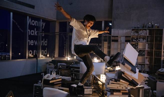 盧廣仲一個人加班到崩潰，抓狂狠砸辦公室。（華映提供）