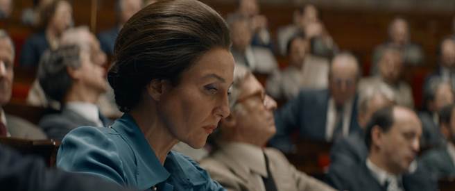 西蒙娜韦伊16岁时被送往集中营，闻过毒气室烧死人的气味，也在集中营中见到了母亲的死亡。（原创娱乐提供）