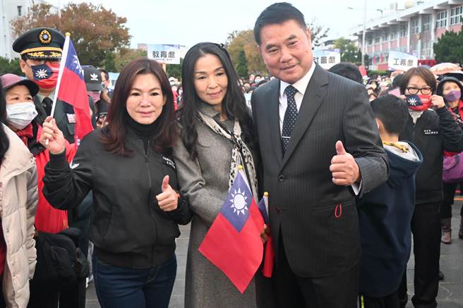 民眾开心与县长锺东锦夫妇合照。（李京升摄）