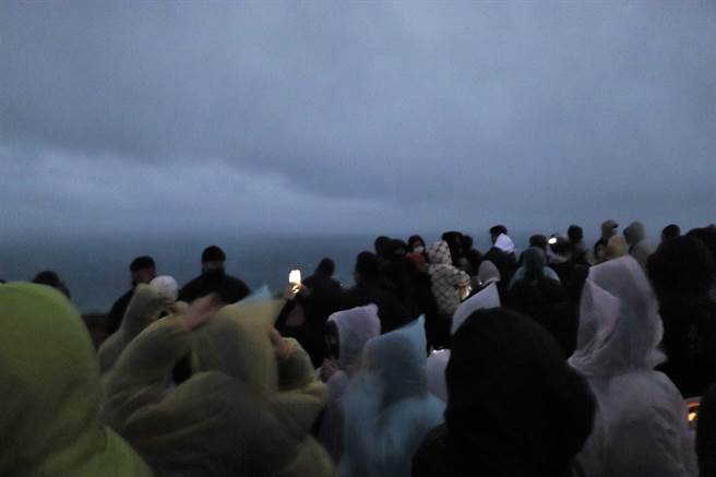 2023年元旦，千人不畏风雨涌进垦丁龙磐公园迎新年第1道曙光，可惜天公不作美，连夜绵绵细雨不断，直到天光也未见太阳露面。（谢佳潾摄）