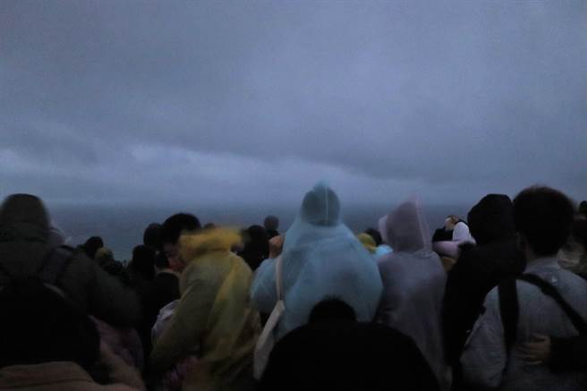 2023年元旦，千人不畏风雨涌进垦丁龙磐公园迎新年第1道曙光，可惜天公不作美，连夜绵绵细雨不断，直到天光也未见太阳露面。（谢佳潾摄）