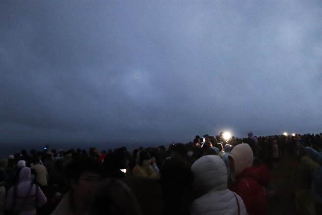 2023年元旦，千人不畏风雨涌进垦丁龙磐公园迎新年第1道曙光，可惜天公不作美，连夜绵绵细雨不断，直到天光也未见太阳露面。（谢佳潾摄）