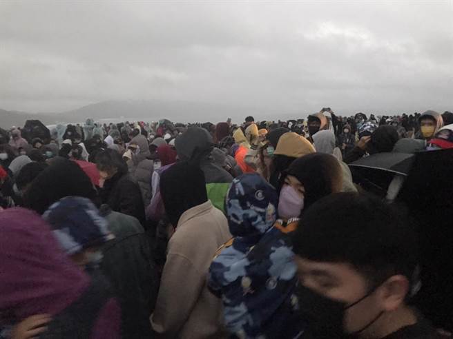2023年元旦，千人不畏风雨涌进垦丁龙磐公园迎新年第1道曙光，可惜天公不作美，连夜绵绵细雨不断，直到天光也未见太阳露面。（谢佳潾摄）