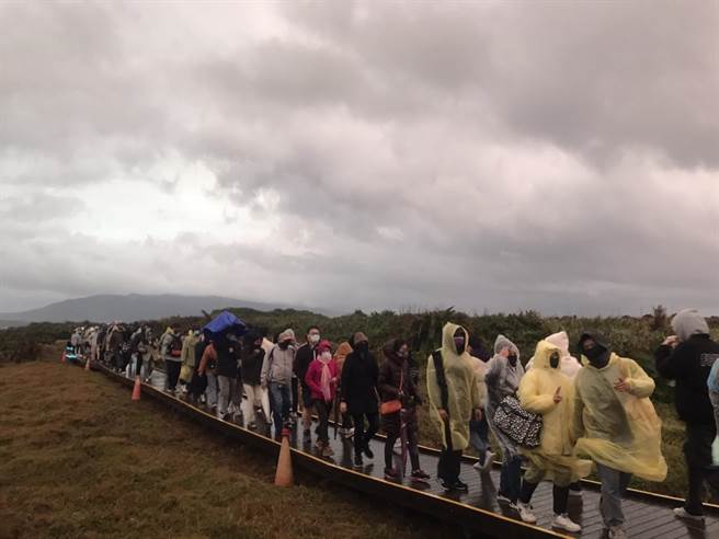 2023年元旦，千人不畏风雨涌进垦丁龙磐公园迎新年第1道曙光，可惜天公不作美，连夜绵绵细雨不断，直到天光也未见太阳露面。（谢佳潾摄）