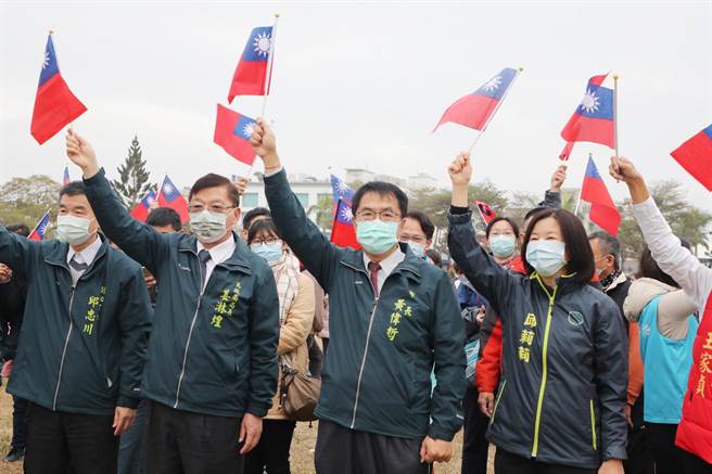 台南市长黄伟哲(右二)于元旦升旗典礼宣布前2胎生育奖励金将从1万元提高到2万元。(曹婷婷摄)