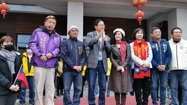 桃园市长张善政赴龙潭参加升旗，宣布明年13区公所都办元旦升旗典礼。(吕筱蝉摄)