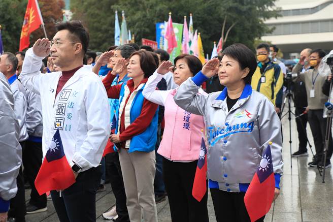 112年台中市元旦升旗活动，台中市长卢秀燕与市民向国旗敬礼。(林欣仪摄)