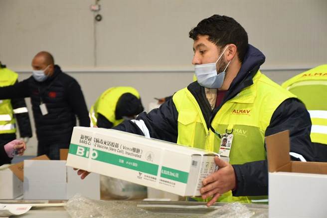 图为摩洛哥卡萨布兰卡，工作人员搬运刚刚运抵的中国新冠疫苗。（新华社资料照片）