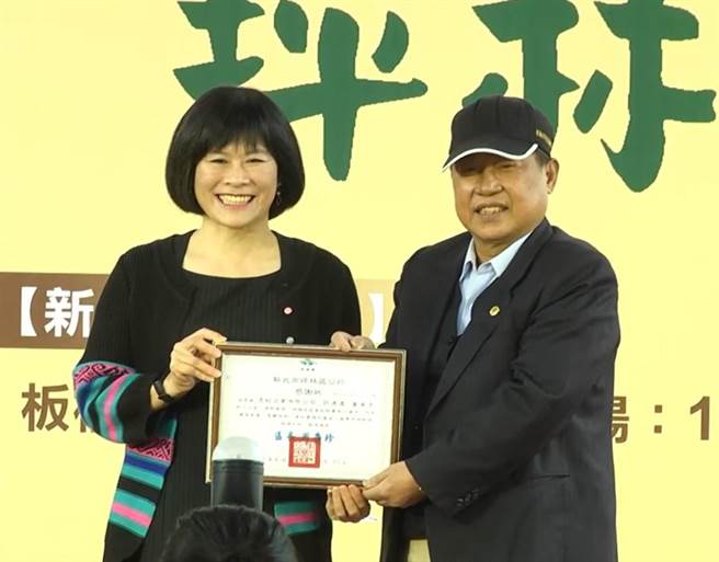 前里长许连庆（右）获得坪林区公所颁发感谢状。（许连庆提供）