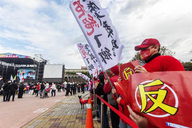 新竹縣元旦升旗典禮，反生命園區自救會民眾持「反」字等標語參與。（羅浚濱攝）