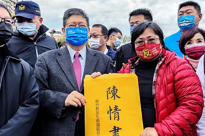 縣長楊文科從新竹縣反生命園區自救會長賴阿良手中接下陳情書。（羅浚濱攝）