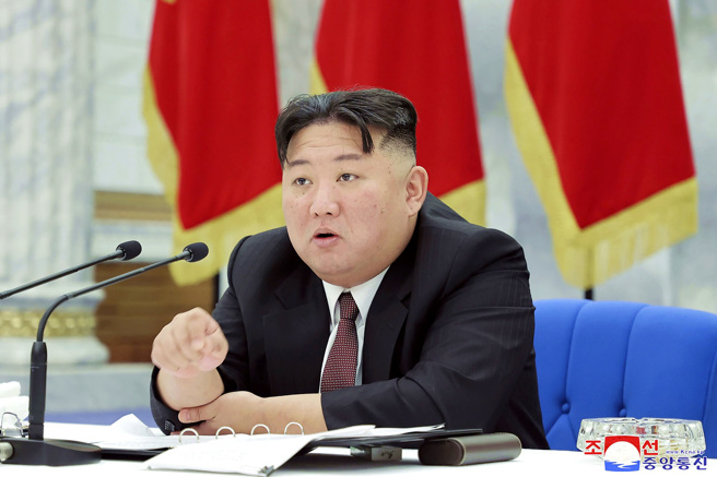 北韩最高领导人金正恩31日表示，南韩已经成为「无庸置疑的敌人」，凸显了「大量生产」战术核武的重要性及必要性，要求2023年北韩应该成倍增加核弹头的持有量。（资料照／美联社、朝中社）