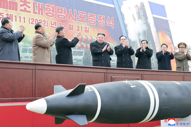 北韩最高领导人金正恩31日出席劳动党中央委员会八届六中全会的超大型火箭炮仪式。（图／美联社、朝中社）