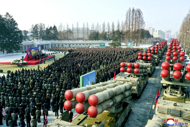 北韩最高领导人金正恩31日出席劳动党中央委员会八届六中全会的超大型火箭炮仪式。（图／美联社、朝中社）