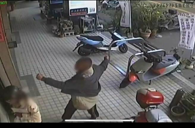 民眾在地方脸书Po出打人男子画面，提醒大家注意。（摘自地方脸书／陈淑娥台中传真）