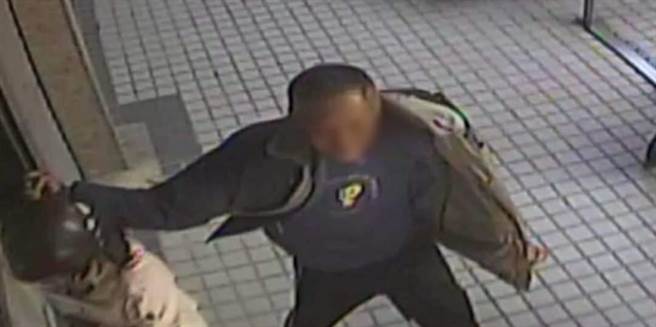 民眾在地方脸书Po出打人男子画面，提醒大家注意。（摘自地方脸书／陈淑娥台中传真）