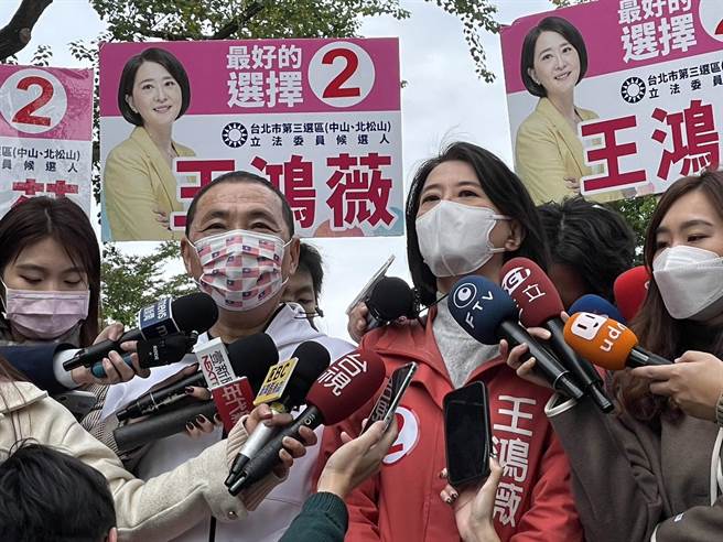 新北市長侯友宜（左）、國民黨台北市第3選區立委補選候選人王鴻薇（右）。（蔡佩珈攝）