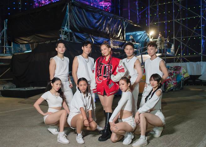 玛菲司率舞群于桃园跨年晚会上唱跳。（Halo Mavis国际连线提供）