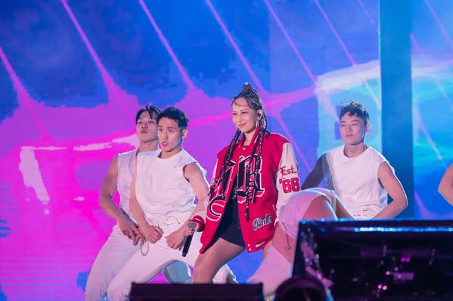 玛菲司率舞群于桃园跨年晚会上唱跳。（Halo Mavis国际连线提供）