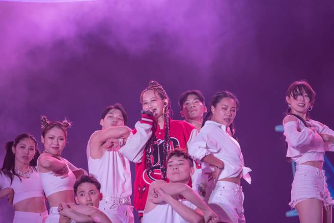 玛菲司率舞群于桃园跨年晚会上唱跳。（Halo Mavis国际连线提供）