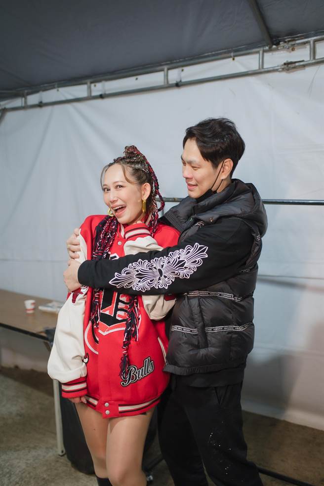 玛菲司（左）精彩演出获老公H先生温柔肯定。（Halo Mavis国际连线提供）