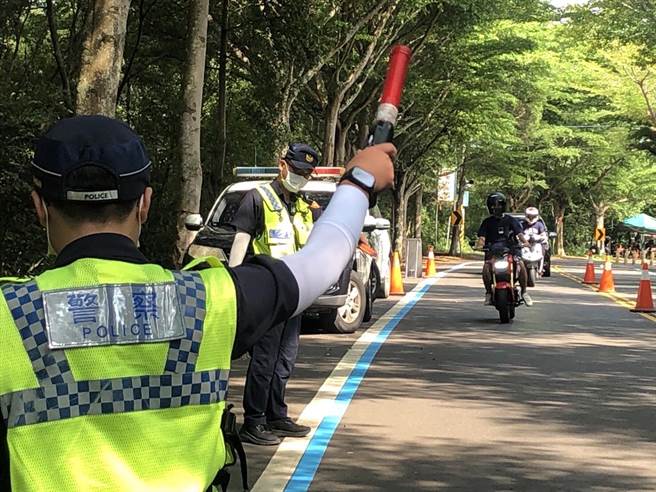 彰化警2022年起，不分平、假日規劃部署警力巡守，針對超速、改裝車輛加強攔查，結合環保局、監理站實施「聯合稽查」。（彰化縣警局提供／吳建輝彰化傳真）