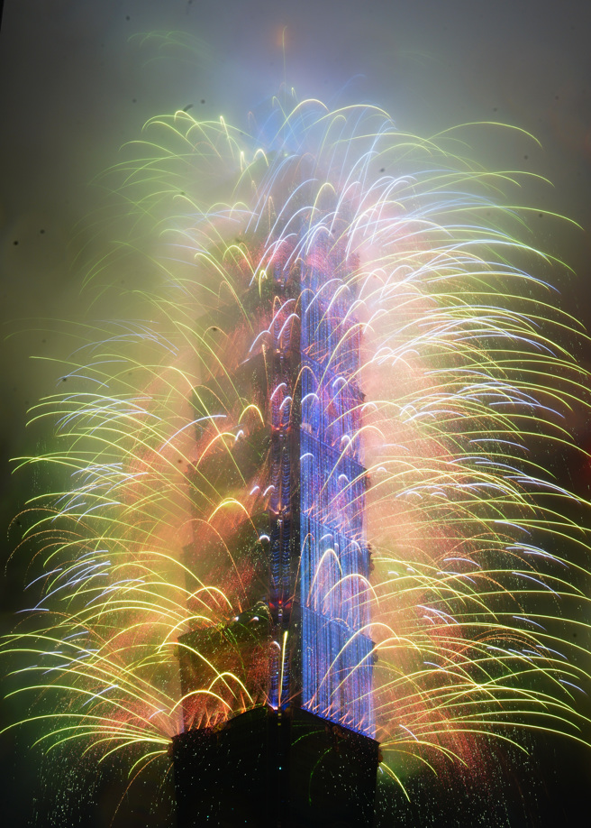 台北101跨年烟火每年都吸引眾多人观赏。(季志翔摄)