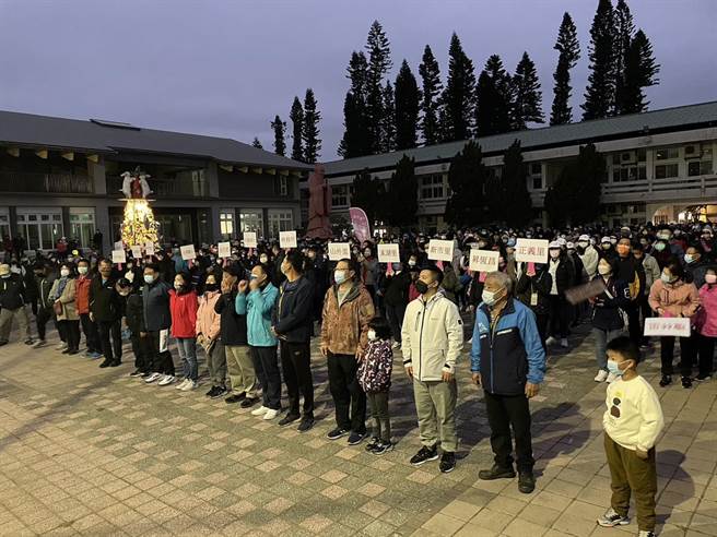 金门县金湖镇今日一早在金湖国小升旗台举办元旦升旗典礼，1500人齐心同声高唱国歌。(图／金湖镇公所提供)