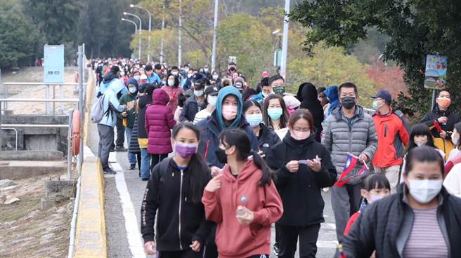 眾人做完暖身操后随即进行元旦健走活动，迎接新年的到来。(图／金湖镇公所提供)