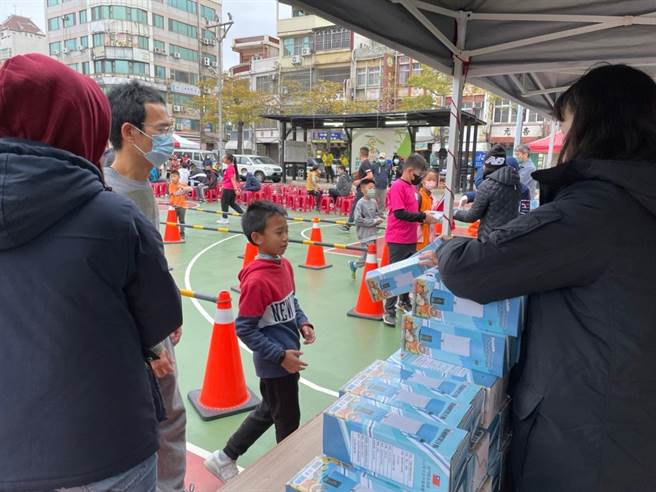 主办单位也贴心准备精美礼品，赠送给完成健走活动的民眾留念。(图／金湖镇公所提供)