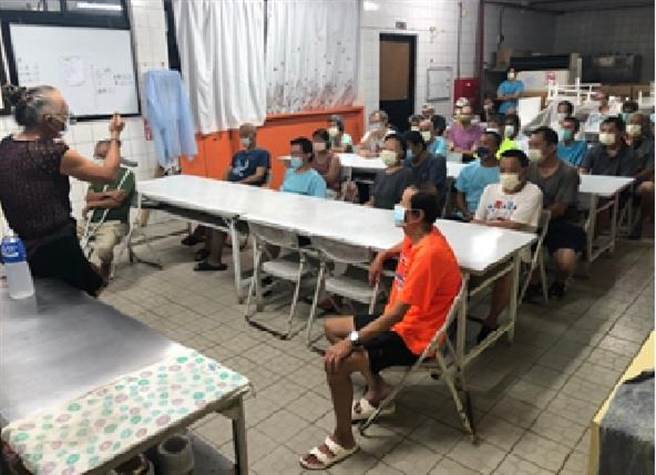 阿白與新北市街友中途之家-社會重建中心的住民，分享就業、租屋、儲蓄及人際關係上遇到的種種困難時，如何妥善面對並解決。（新北市街友中途之家-社會重建中心提供）