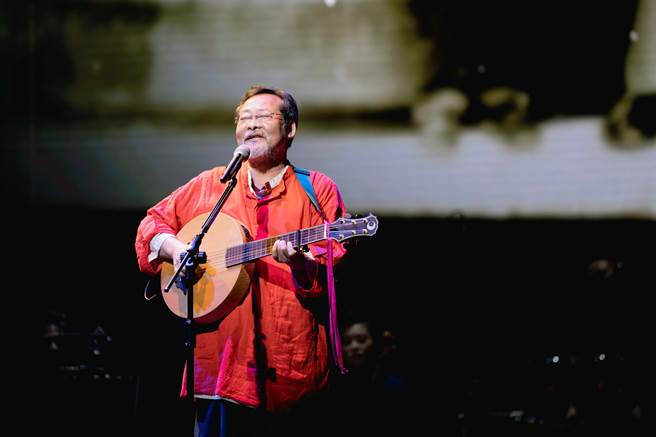 陈明章开场接连送上〈追追追〉、〈流浪到淡水〉等歌曲。（客委会提供）