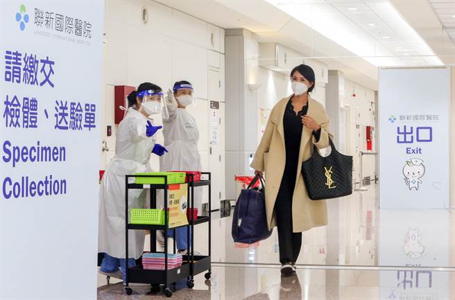 為期一個月的加強自中國大陸地區來台的入境旅客檢疫專案措施元旦正式上路，首架班機是來自廈門，共有84日名旅客，在1日上午抵達台灣，旅客對於政府的措施都表示肯定，且認為採檢的速度很快，也願意配合相關入境採檢作業。（陳麒全攝）