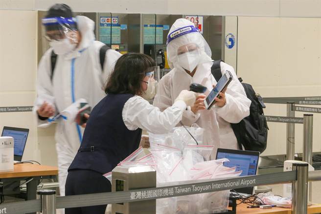 為期一個月的加強自中國大陸地區來台的入境旅客檢疫專案措施元旦正式上路，首架班機是來自廈門，共有84日名旅客，在1日上午抵達台灣，旅客對於政府的措施都表示肯定，且認為採檢的速度很快，也願意配合相關入境採檢作業。（陳麒全攝）
