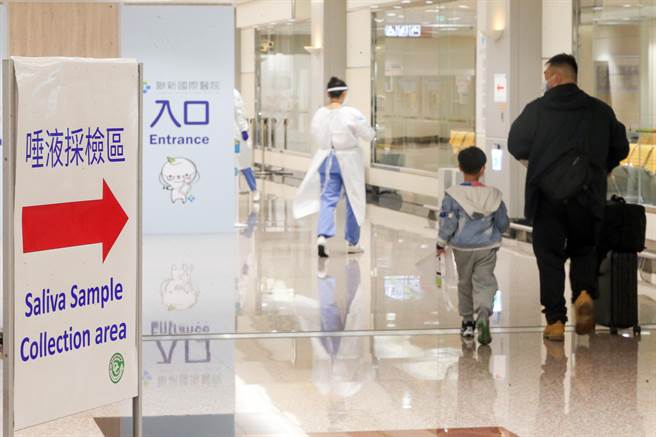 為期一個月的加強自中國大陸地區來台的入境旅客檢疫專案措施元旦正式上路，首架班機是來自廈門，共有84日名旅客，在1日上午抵達台灣，旅客對於政府的措施都表示肯定，且認為採檢的速度很快，也願意配合相關入境採檢作業。（陳麒全攝）