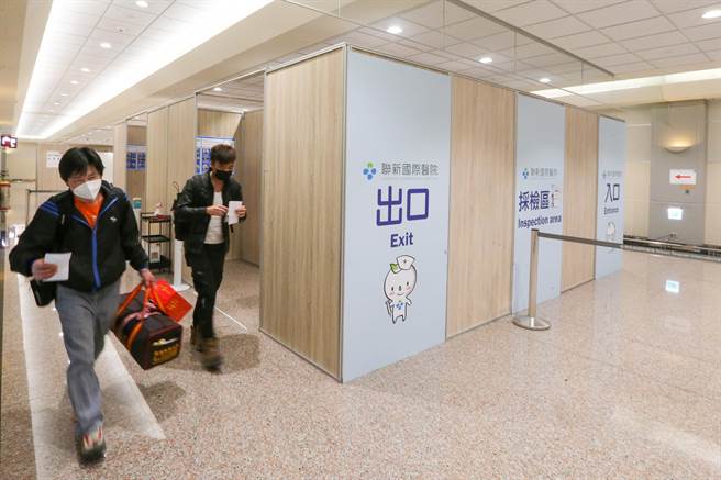 為期一個月的加強自中國大陸地區來台的入境旅客檢疫專案措施元旦正式上路，首架班機是來自廈門，共有84日名旅客，在1日上午抵達台灣，旅客對於政府的措施都表示肯定，且認為採檢的速度很快，也願意配合相關入境採檢作業。（陳麒全攝）