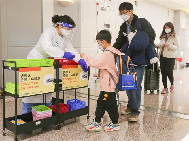 為期一個月的加強自中國大陸地區來台的入境旅客檢疫專案措施元旦正式上路，首架班機是來自廈門，共有84日名旅客，在1日上午抵達台灣，旅客對於政府的措施都表示肯定，且認為採檢的速度很快，也願意配合相關入境採檢作業。（陳麒全攝）