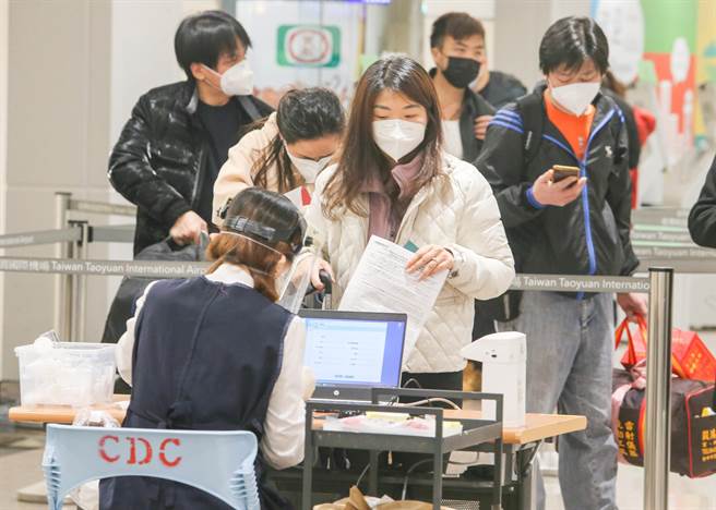 為期一個月的加強自中國大陸地區來台的入境旅客檢疫專案措施元旦正式上路，首架班機是來自廈門，共有84日名旅客，在1日上午抵達台灣，旅客對於政府的措施都表示肯定，且認為採檢的速度很快，也願意配合相關入境採檢作業。（陳麒全攝）