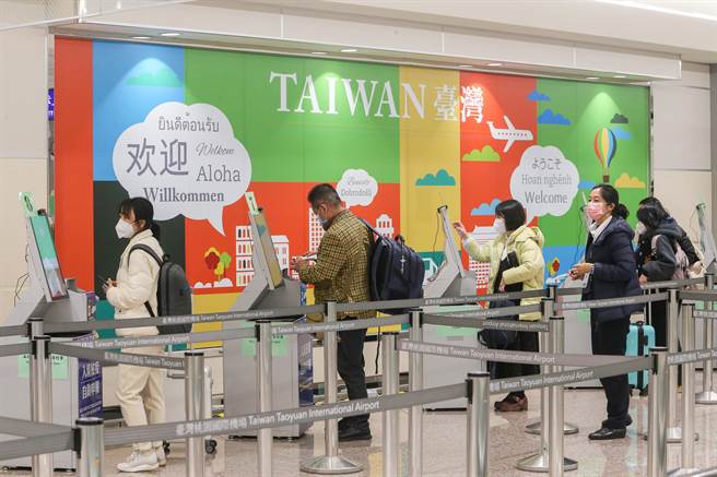 為期一個月的加強自中國大陸地區來台的入境旅客檢疫專案措施元旦正式上路，首架班機是來自廈門，共有84日名旅客，在1日上午抵達台灣，旅客對於政府的措施都表示肯定，且認為採檢的速度很快，也願意配合相關入境採檢作業。（陳麒全攝）