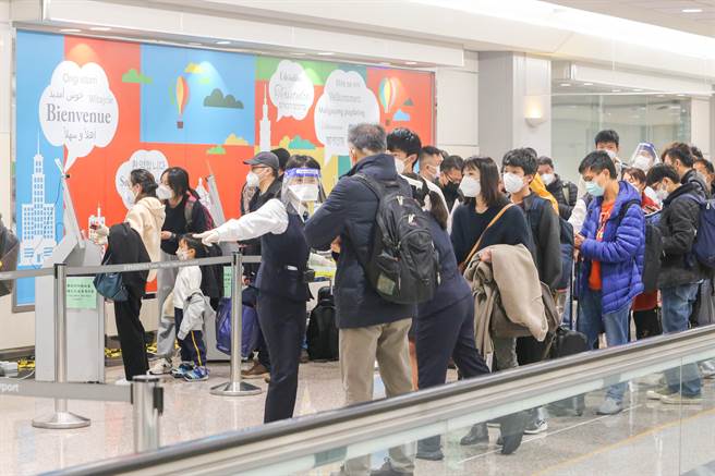 為期一個月的加強自中國大陸地區來台的入境旅客檢疫專案措施元旦正式上路，首架班機是來自廈門，共有84日名旅客，在1日上午抵達台灣，旅客對於政府的措施都表示肯定，且認為採檢的速度很快，也願意配合相關入境採檢作業。（陳麒全攝）