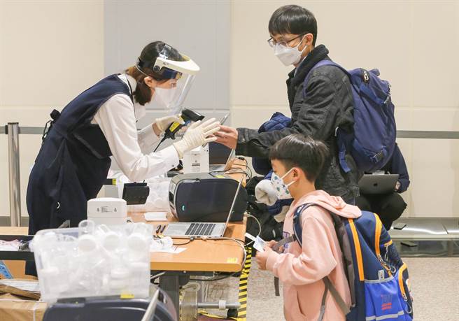 為期一個月的加強自中國大陸地區來台的入境旅客檢疫專案措施元旦正式上路，首架班機是來自廈門，共有84日名旅客，在1日上午抵達台灣，旅客對於政府的措施都表示肯定，且認為採檢的速度很快，也願意配合相關入境採檢作業。（陳麒全攝）